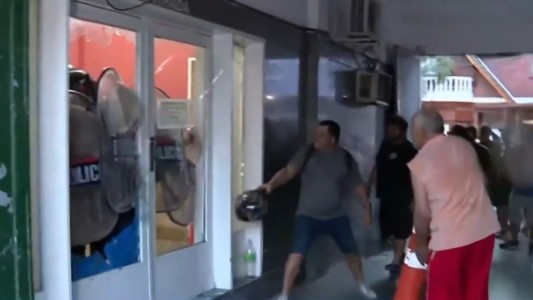 Vecinos atacaron una comisaría de Villa Madero tras el crimen de un remisero