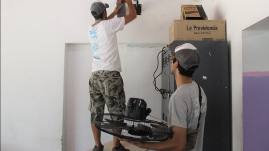 "Equipos de última tecnología": así anunció un intendente la colocación de ventiladores en escuelas