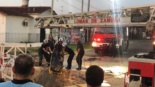 Misterio en Banfield: hallaron a una persona muerta en el pozo de una obra de Aysa