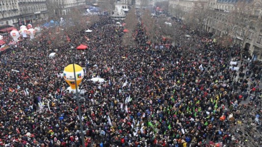 Francia decretó su reforma jubilatoria: más de 200 detenidos por protestas