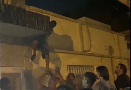 Detención ciudadana en Rosario: Vecinos bajaron al ladrón de un techo, lo golpearon y lo entregaron