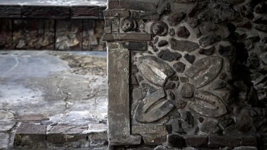 Hija de un intelectual francés devuelve tres piezas prehispánicas a México