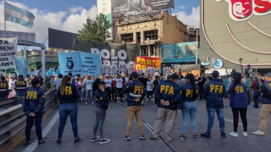 El Polo Obrero levantó el corte en el Puente Pueyrredón tras varias horas de reclamo