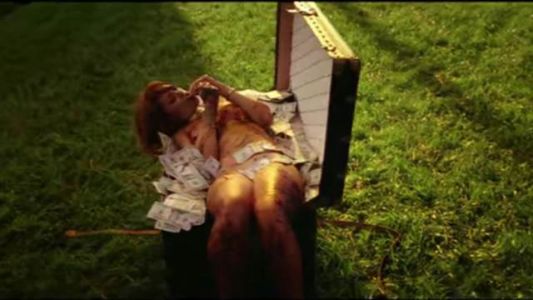 Rihanna presentó nuevo video y advierte "contiene desnudos, violencia y lenguaje violento"