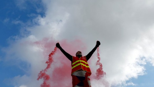 Recrudecen las protestas en Francia por la ley de jubilaciones que impulsa Emmanuel Macron