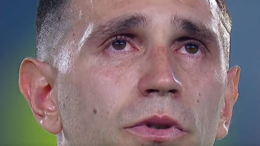 Video: la emoción del Dibu Martínez durante el himno