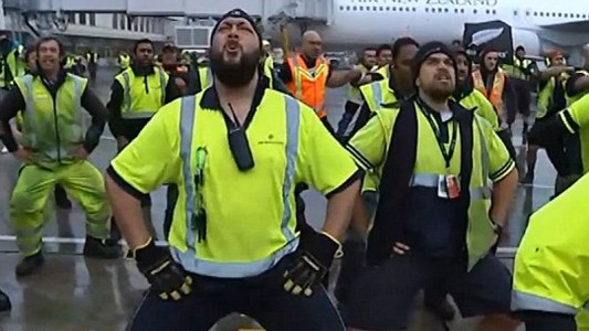 El haka de los empleados aeroportuarios para los All Blacks