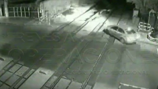 Insólito: Circuló con el auto por las vías del Tren Sarmiento