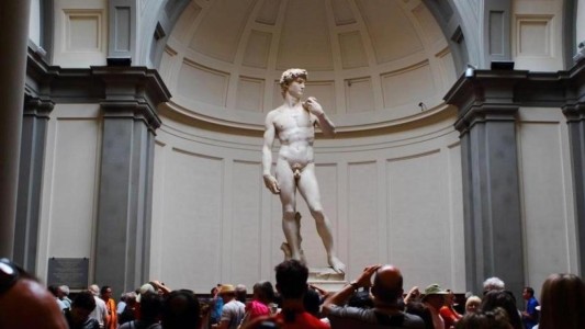 Premiarán a la profesora acusada de "pornografía" por enseñar sobre el "David" de Miguel Ángel