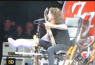 El líder de Foo Fighters continúa de gira con una pierna fracturada