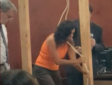 Una fiscal simuló un ahorcamiento frente a un jurado popular para demostrar que fue un femicidio