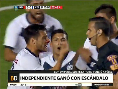 Saltó a la cancha para abrazar a Tévez