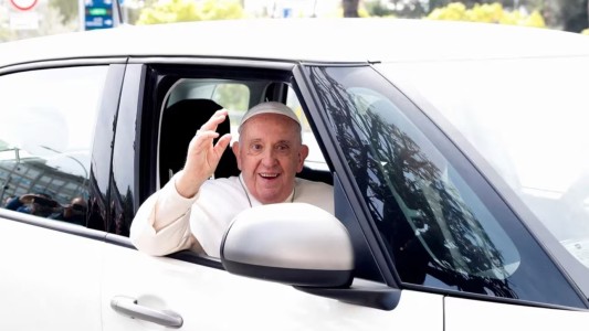 El Papa Francisco fue dado de alta y regresó al Vaticano: "Aún estoy vivo, no tuve miedo"