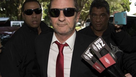 Exbaterista de AC/DC, condenado a 8 meses de arresto domiciliario