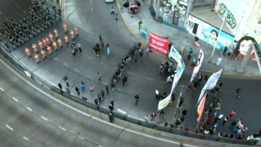 Extrabajadores de Garbarino y organizaciones de izquierda realizan corte total en Puente Pueyrredón