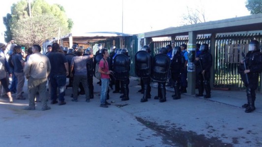 Violento desalojo de una maderera en Neuquén: hirieron a un diputado del Frente de Izquierda