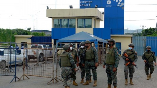 Encontraron seis presos ahorcados en una cárcel