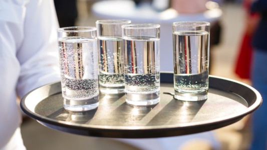 Bares y locales bailables bonaerenses deberán proveer agua gratuita a los clientes