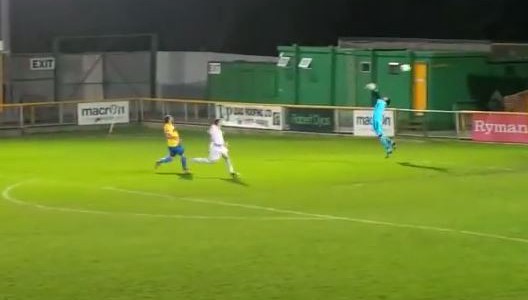 Un gol de media cancha hecho por el viento