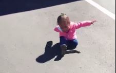 #EsViral La nena que le teme a su propia sombra