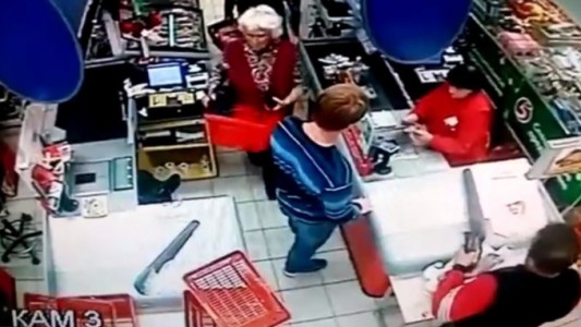 Un hombre noqueó a una abuela en la fila del supermercado