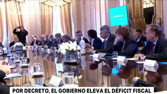 Por decreto, el Gobierno eleva el déficit fiscal