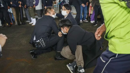 Video: el primer ministro japonés fue atacado con una "bomba de humo" en medio de un acto
