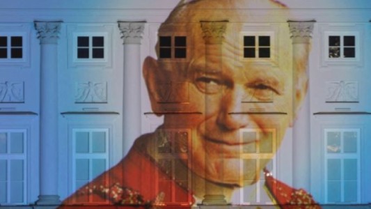 El papa Francisco calificó de infundadas las "insinuaciones" contra Juan Pablo II