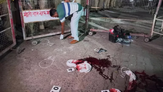 Asesinan a un político indio y a su hermano en vivo por TV