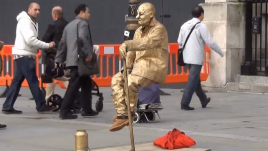Se quiso sacar una selfie y destruyó una valiosa estatua portuguesa