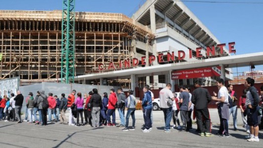 Largas colas para comprar una entrada para el clásico Independiente-Racing