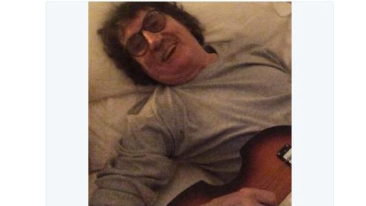 Charly se recupera tocando la guitarra en su cama