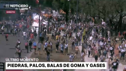 Tensión en el Congreso: la policía impide que los manifestantes se acerquen al Congreso