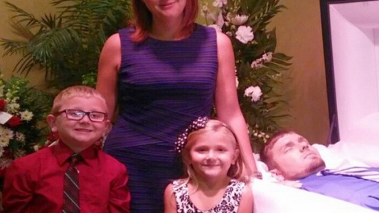 Foto impactante: posó junto a sus hijos frente al ataúd de su marido para advertir sobre los peligros de la droga