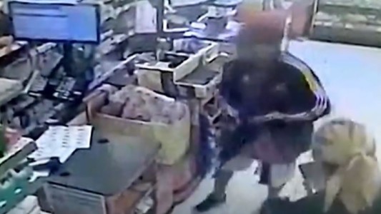 Robaron en CABA con una carabina con mira telescópica: los detuvieron en Berazategui