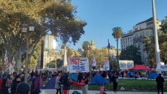 Tras acampar, piqueteros piden reunión con el Presidente y marchan a Desarrollo Social