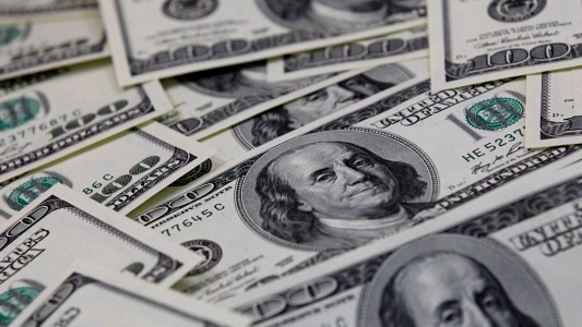 El dólar blue sigue su escalada y llega a $440