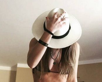 Una sexy mujer con sombrero en Marbella