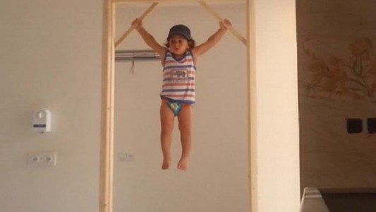 El increíble gimnasta iraní de 2 años