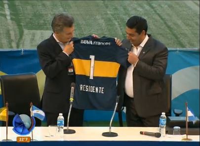 Macri fue homenajeado en la Bombonera