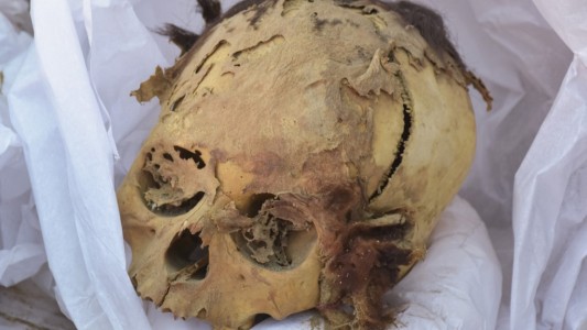 Hallaron una momia de adolescente de unos 800 años