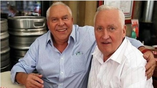 La increíble historia de las dos parejas de gemelos que se casan y se van a vivir juntos