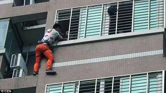 Un hombre pasó toda la noche en la cornisa huyendo del esposo de la amante