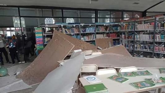 Cayó el techo de una escuela técnica con 15 alumnos dentro de la biblioteca