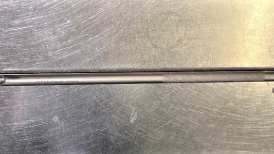 Detuvieron a un hombre en un aeropuerto co una "pajita de vampiro"