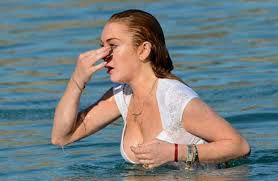 Lindsay Lohan al natural: zambullida al mar con una malla extraña