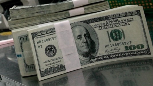 El Gobierno endureció las normas para sacar dólares del país