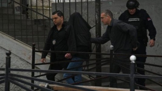 Un chico de 14 años mató a ocho alumnos y a un profesor: lo detuvieron en el patio de la escuela