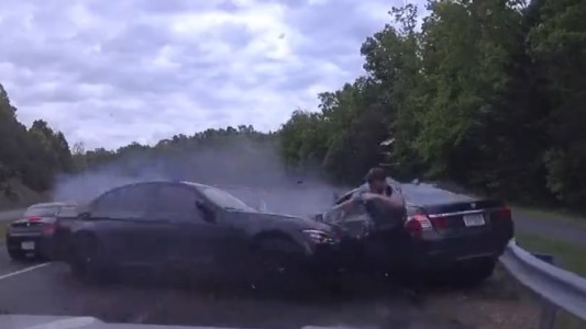 Video: policía se salvó de milagro en un impactante choque durante un control de tránsito