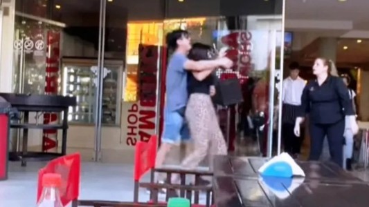 La violenta reacción de una clienta porque tardaron en atenderla: patadas, gritos, insultos y vidrios rotos